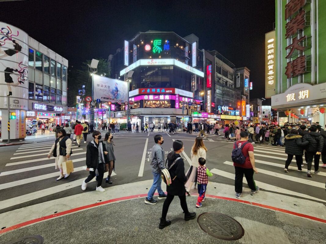 Ximending merupakan salah satu pusat belanja di Taiwan yang juga wajib dikunjungi. Ximending merupakan salah satu pusat belanja di Taiwan yang juga wajib dikunjungi.