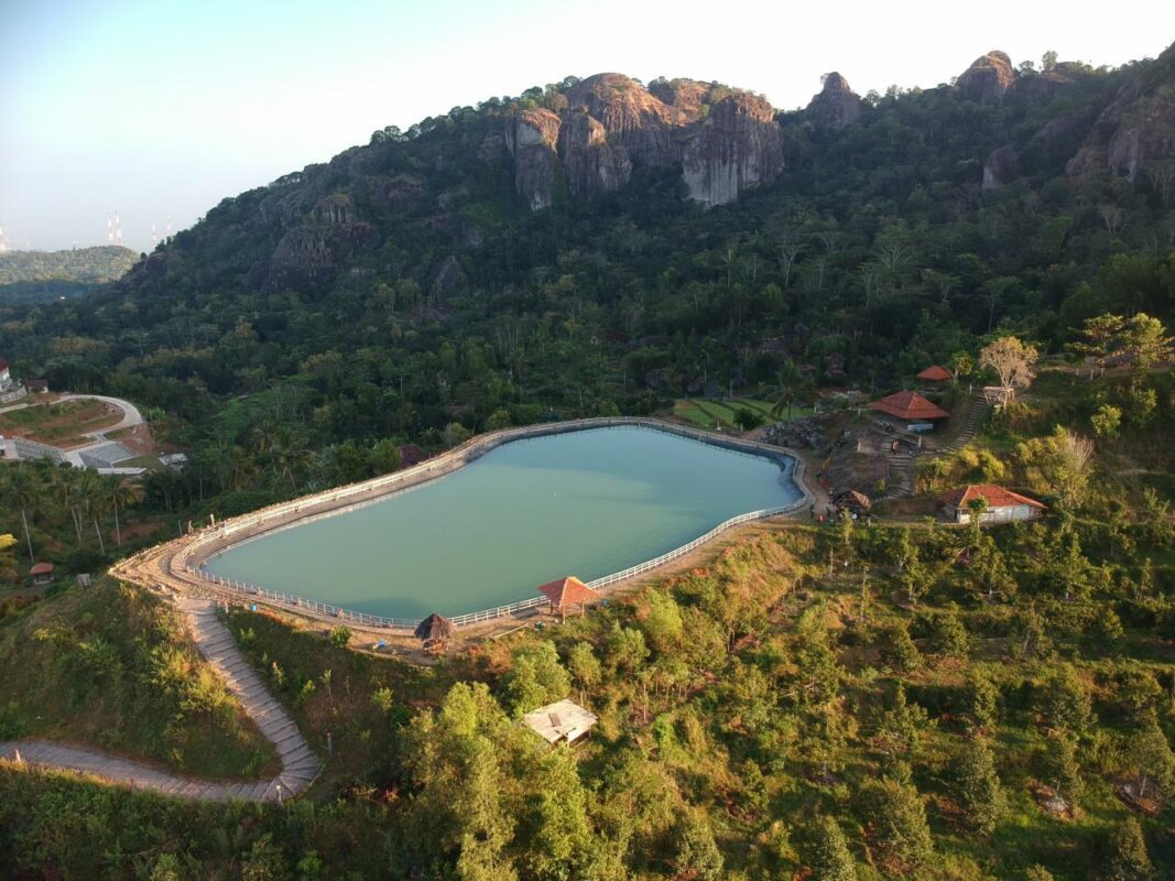 10 Spot Foto Kekinian dan Hits di Jogja Untuk Berburu Konten! - Embung Nglanggeran 10 Spot Foto Kekinian dan Hits di Jogja Untuk Berburu Konten! - Embung Nglanggeran