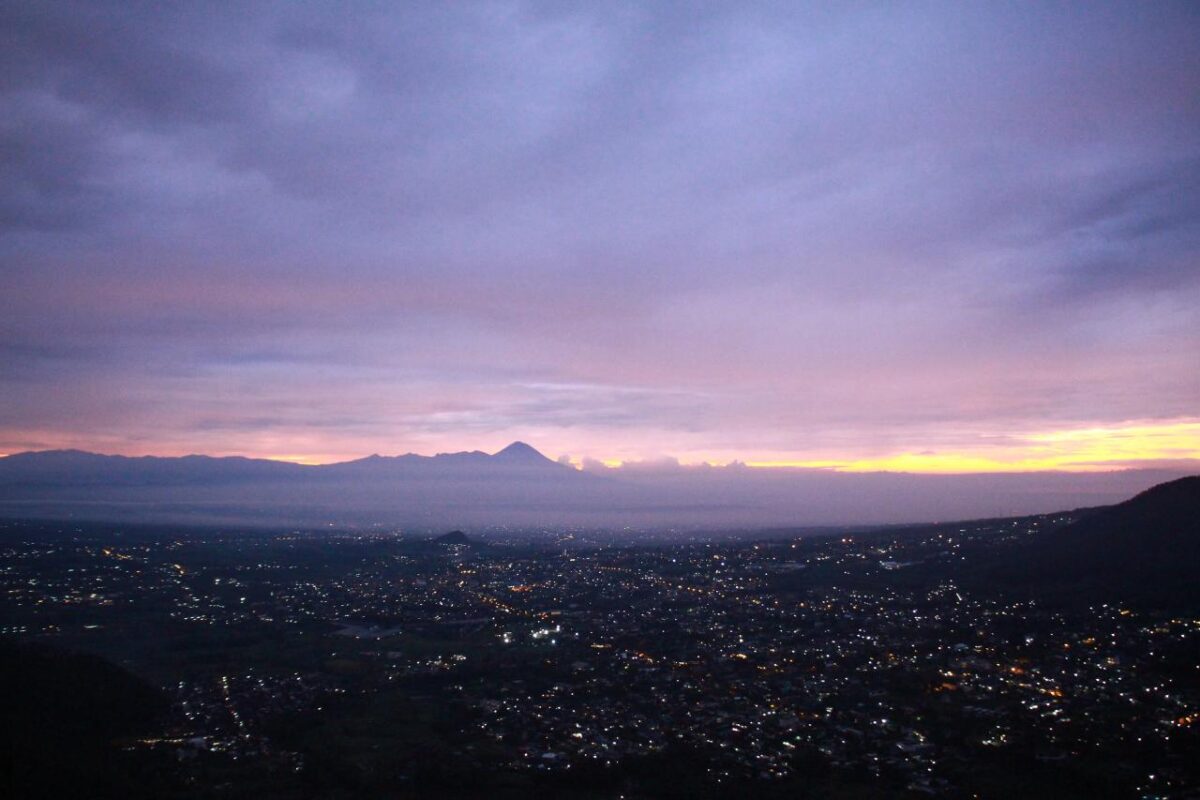 10 Wisata Malam Hari Paling Favorit di Kota Batu - Gambar Taman Langit Gunung Banyak
