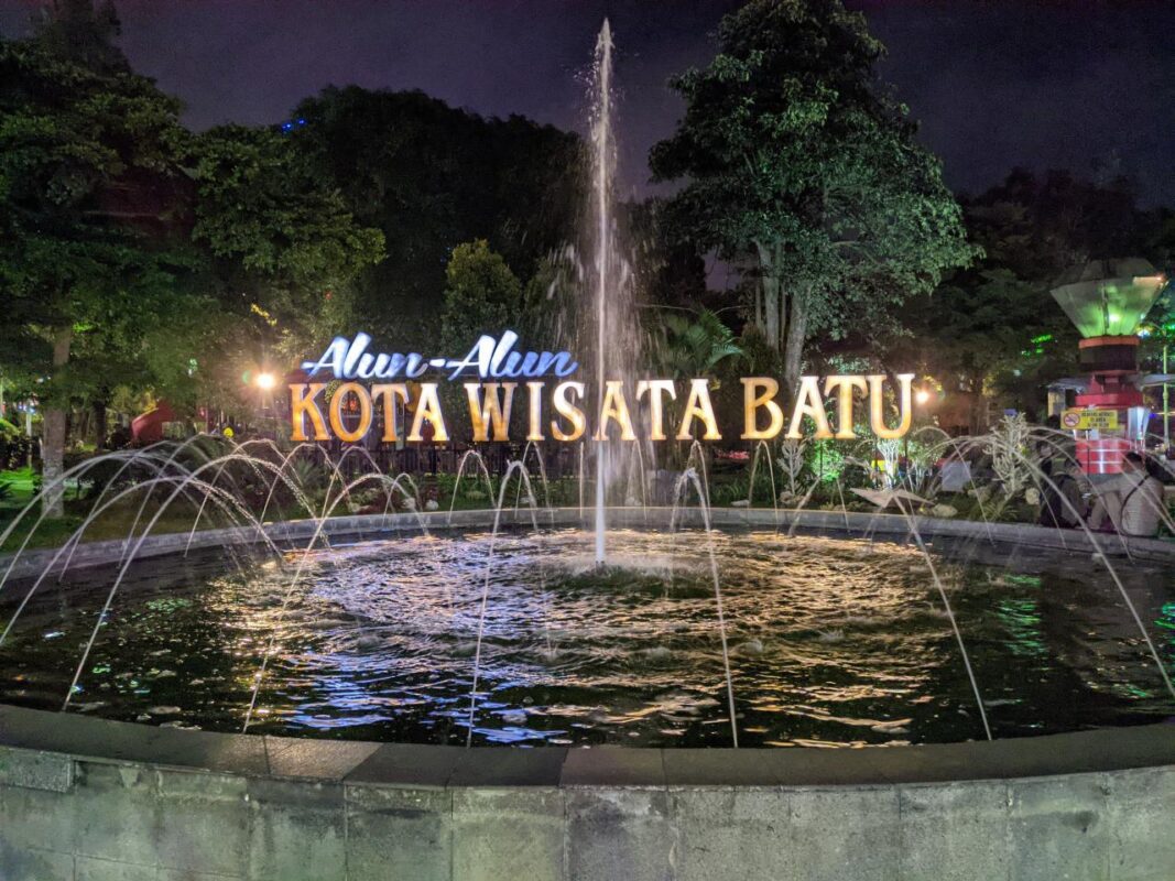 10 Wisata Malam Hari Paling Favorit di Kota Batu - Gambar Alun-Alun Kota Batu