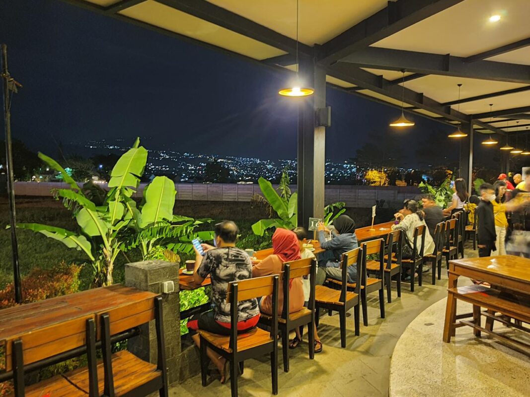 10 Wisata Malam Hari Paling Favorit di Kota Batu - Gambar Cafe Pupuk Bawang Batu
