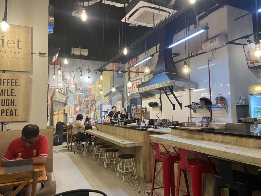 Cari Tempat Ngopi Hits di Daerah Karawang? Coba Cafe Roovee Coffee Shop Berikut Ini Cari Tempat Ngopi Hits di Daerah Karawang? Coba Cafe Roovee Coffee Shop Berikut Ini