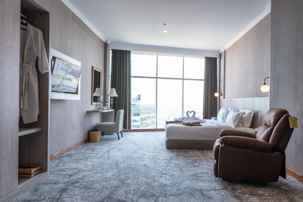 Goldvitel Hotel Surabaya menawarkan berbagai tipe kamar dengan harga yang terjangkau. Goldvitel Hotel Surabaya menawarkan berbagai tipe kamar dengan harga yang terjangkau.