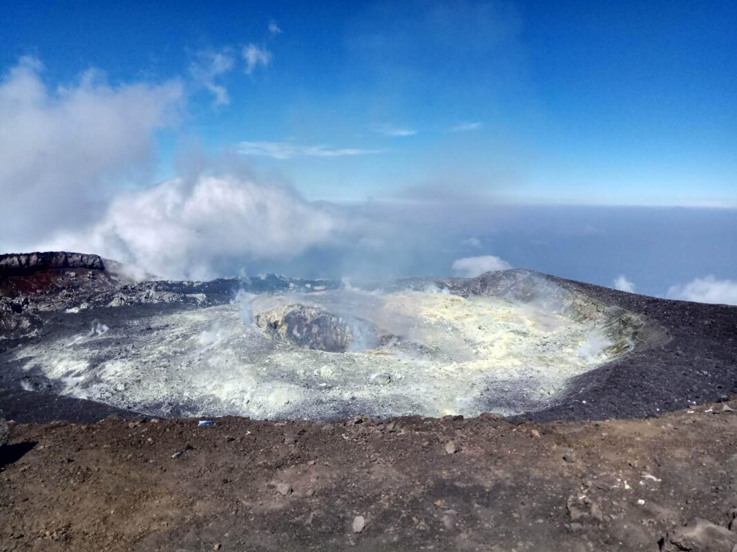 Gunung Tertinggi di Pulau Jawa yang Menarik Untuk Didaki - Kawah Di Puncak Gunung Slamet Gunung Tertinggi di Pulau Jawa yang Menarik Untuk Didaki - Kawah Di Puncak Gunung Slamet
