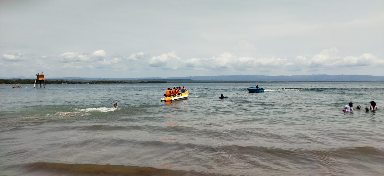 Terdapat juga wahana air seperti jet ski dan banana boat yang dapat dinikmati oleh pengunjung. Pantai Batu Karas! Terdapat juga wahana air seperti jet ski dan banana boat yang dapat dinikmati oleh pengunjung. Pantai Batu Karas!