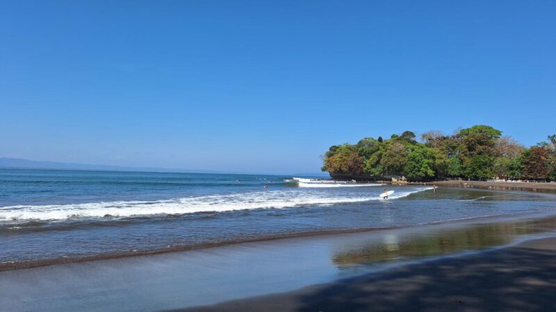 Pantai Batu Karas menjadi destinasi favorit bagi para penghobi selancar. Pantai Batu Karas menjadi destinasi favorit bagi para penghobi selancar.