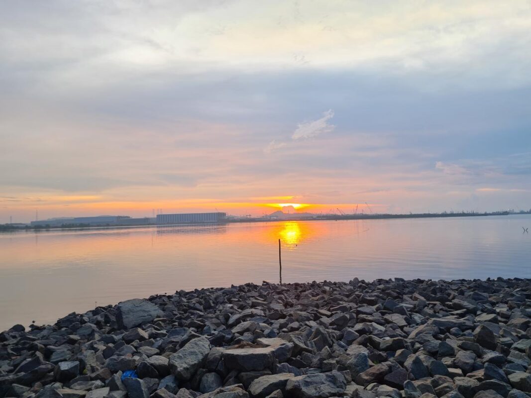 Pantai Marina juga merupakan tempat yang ideal untuk hunting foto. Pantai Marina juga merupakan tempat yang ideal untuk hunting foto.