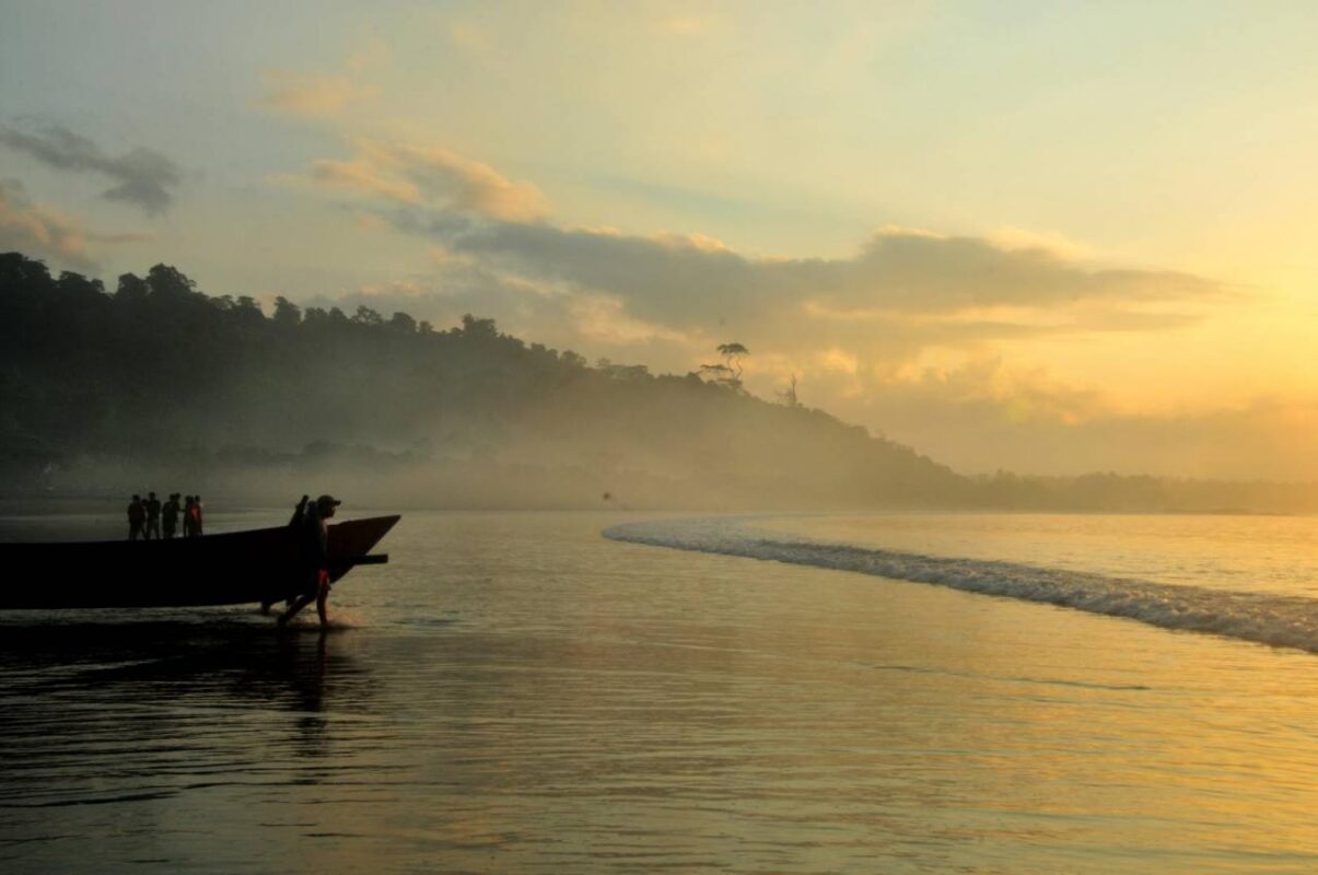 Keindahan dan Keunikan Pantai Rajegwesi