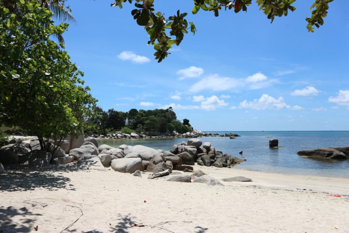 Gambar Pantai Trikora Dengan Pasir Putih yang Menyegarkan