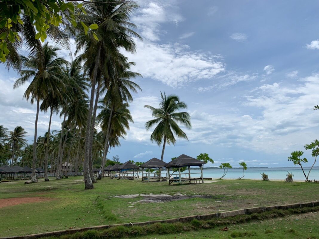 Selain kegiatan bermain air, pengunjung dapat menikmati keindahan alam di sekitar pantai yang indah ini.