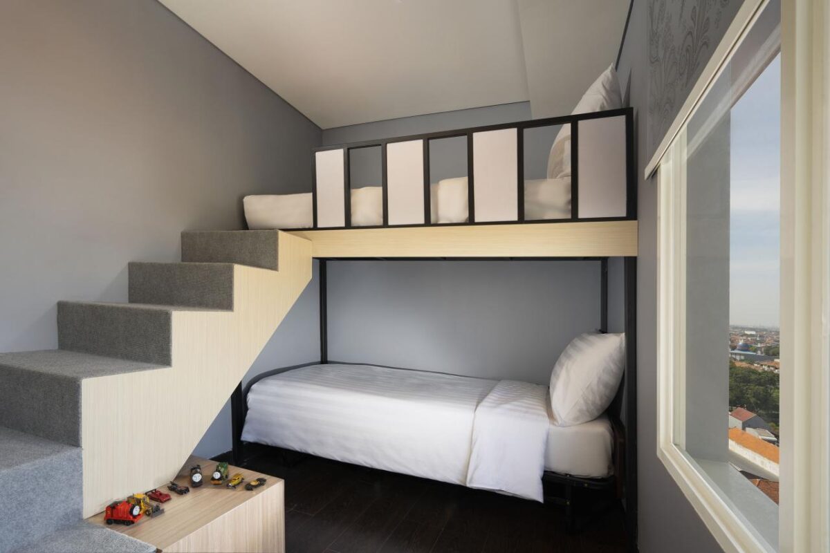 Untuk Superior Room, tersedia pilihan twin atau double bed dengan harga mulai dari Rp. 319.500 hingga Rp. 409.500 per malam. Untuk Superior Room, tersedia pilihan twin atau double bed dengan harga mulai dari Rp. 319.500 hingga Rp. 409.500 per malam.